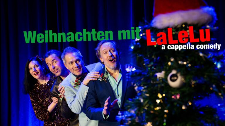 So langsam wird unser Weihnachtsprogramm „Weihnachten mit LaLeLu“ zu einer Art Weihnachtsoratorium, das viele Leute fest in Ihre Vorweihnachtszeit eingebaut haben. Wir glauben an die Macht von Ritualen. Und so feilen wir bereits an neuen Politikchorälen (Veggie-Schnitzel? Stadtbild?), überlegen, welchen aktuellen Hit wir in das Krippenspielmusical einbauen, und freuen uns auf George Michael, Reinhard Mey, die Metzgerei und vor allem die Finnische Weihnacht.